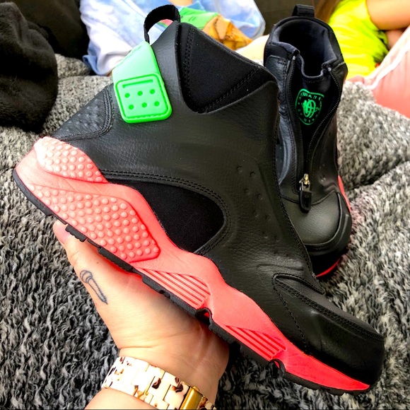Nike Shoes - 🌷NIKE HUARACHE RUN MID BOOT🌷